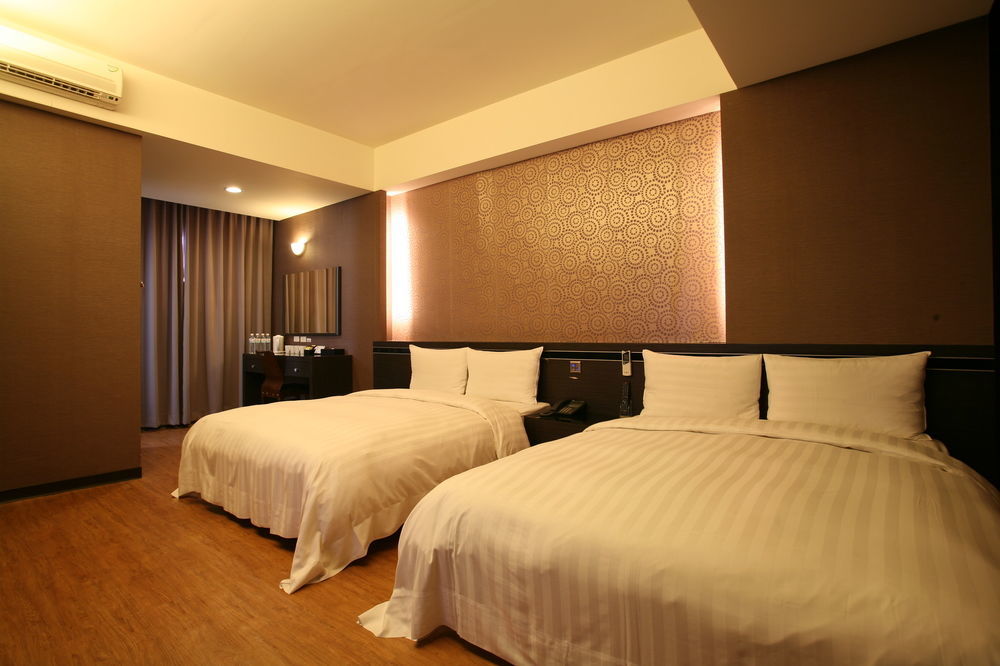 Military 75 Hotel Taichung Buitenkant foto